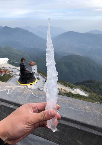 Băng giá xuất hiện trên đỉnh Fansipan, du khách thích thú tạo dáng chụp ảnh